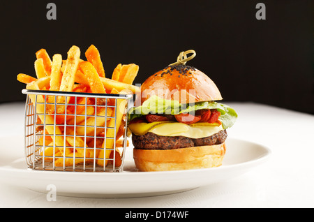 Burger und Pommes bitte... leckere Fastfood aus Amerika und England Stockfoto