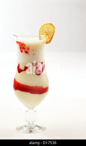 Die Kontrast und zufällige Formen der rote Erdbeere Farbe Formen Kunst innerhalb der Bananen-Milch-Shake im Glas Stockfoto