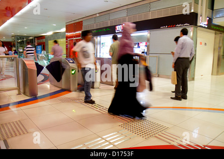 Dubai VAE, Vereinigte Arabische Emirate, Naher Osten, Deira, Al Rigga Metro Station, Rote Linie, U-Bahn, Zug, Zug, öffentliche Verkehrsmittel, Fahrer, Tor, Mittlerer Osten Stockfoto