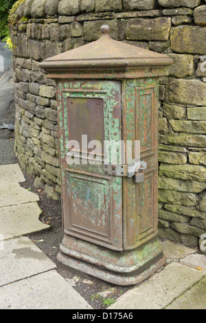 Alte grüne Kabinett Eisenkasten auf Moss Lane in Bolton. Möglicherweise Teil einer alten Telefonanlage oder Stromnetz Installation. Stockfoto