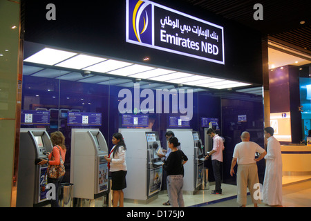 VAE, Dubai Downtown Dubai Burj Dubai Mall, Emirates NBD, National Bank of Dubai Geldautomat Self Service Englisch Arabisch Sprache zweisprachig Abhebung Einzahlungen Stockfoto