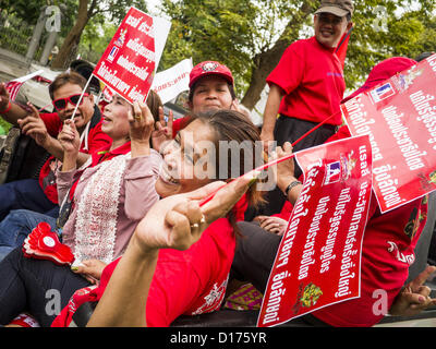 10. Dezember 2012 - Bangkok, Thailand - Red Shirt Demonstranten ihre Wagenkolonne in Bangkok Montag beginnen. Die thailändische Regierung kündigte am Montag, dem Tag der Verfassung in Thailand ist, die ihre Kampagne, eine neue Charta schreiben beschleunigen wird. Dezember 10 markiert Übergang der erste dauerhafte Verfassung im Jahr 1932 und Thailands Übergang von einer absoluten Monarchie zu einer konstitutionellen Monarchie. Mehrere tausend '' Red Shirts,'' Anhänger des gestürzten und im Exil lebenden Premierminister Thaksin Shinawatra, motorcaded durch die Stadt, Halt an Regierungsstellen und die Büros der Regierungspartei zu Prese Pheu Thai Stockfoto