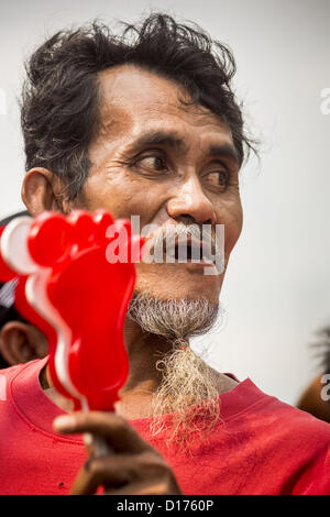 10. Dezember 2012 fordert Montag Verfassungsreform in Thailand - Bangkok, Thailand - A Red Shirt Demonstranten. Die thailändische Regierung kündigte am Montag, dem Tag der Verfassung in Thailand ist, die ihre Kampagne, eine neue Charta schreiben beschleunigen wird. Dezember 10 markiert Übergang der erste dauerhafte Verfassung im Jahr 1932 und Thailands Übergang von einer absoluten Monarchie zu einer konstitutionellen Monarchie. Mehrere tausend '' Red Shirts,'' Anhänger des gestürzten und im Exil lebenden Premierminister Thaksin Shinawatra, motorcaded durch die Stadt, Halt an Regierungsstellen und die Büros der Pheu Thai Urteil pa Stockfoto