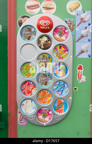 Eis-Werbung Wandboard zeigt das Produkt Palette Display an eine Eis-Automaten in Moss Bank Park, Bolton Stockfoto