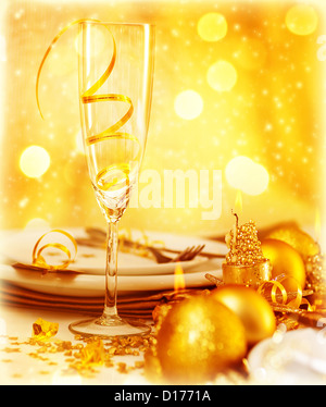 Bild von Luxus festlich gedeckten Tisch setzen, Closeup Bild der schönen weißen Utensil mit golden glänzende Kugeln und Kerzen dekoriert Stockfoto
