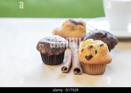 chocolate Chip Muffin auf Holztisch Stockfoto