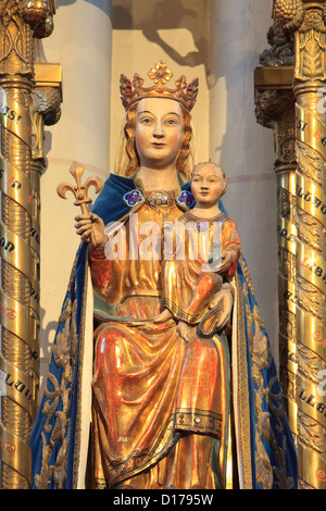 Holz geschnitzt religiöse Statue der Maria mit Jesus in der Liebfrauenkirche in Brüssel, Belgien Stockfoto