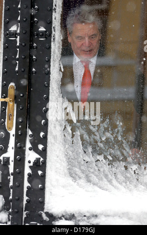 Joachm Bundespräsident Gauck blickt aus einer verschneiten Tür seines Hotels in Zagreb, Kroatien, 8. Dezember 2012. Starke Schneefälle brachten bis zu 40 Cem Neuschnee. Wenn die Abreise das deutsche Staatsoberhaupt und seine Delegation weitermachen kann wie geplant ist zu diesem Zeitpunkt fraglich. Gauck war in Kroatien für einen dreitägigen erste Besuch. Foto: Wolfgang Kumm Stockfoto