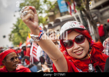 10. Dezember 2012 - Bangkok, Thailand - A Red Shirt Führer wirft eine geballte Faust in Bangkok Montag. Dezember 10 markiert Übergang der erste dauerhafte Verfassung im Jahr 1932 und Thailands Übergang von einer absoluten Monarchie zu einer konstitutionellen Monarchie. Mehrere tausend '' Red Shirts motorcaded durch die Stadt, Halt an den Büros der Pheu Thai Regierungspartei präsentieren eine neue Charta fordert. (Bild Kredit: Jack Kurtz/ZUMAPRESS.com ©) Stockfoto