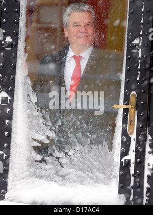 Joachm Bundespräsident Gauck blickt aus einer verschneiten Tür seines Hotels in Zagreb, Kroatien, 8. Dezember 2012. Starke Schneefälle brachten bis zu 40 Cem Neuschnee. Wenn die Abreise das deutsche Staatsoberhaupt und seine Delegation weitermachen kann wie geplant ist zu diesem Zeitpunkt fraglich. Gauck war in Kroatien für einen dreitägigen erste Besuch. Foto: Wolfgang Kumm Stockfoto