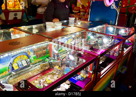 BRIGHTON, UK-SEPTEMBER 1st, 2012: Someones spielt auf einem Penny Pusher-Spiel in einer Spielhalle auf Brightons berühmten Pier. Stockfoto