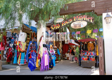 Altstadt-Markt in der Altstadt, San Diego, Kalifornien. Bunte Kleidung zu verkaufen. Stockfoto