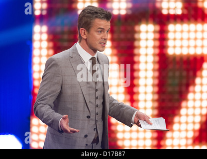 Deutsche TV-Moderator Markus Lanz Gastgeber die deutschen TV-Show "Wetten, dass...." (Lit: möchte darauf wetten, dass..?) der deutschen Öffentlichkeit Fernsehübertragung Sender ZDF in Freiburg, Deutschland, 8. Dezember 2012. Foto: Uwe Anspach Stockfoto