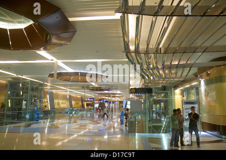 Dubai VAE, Vereinigte Arabische Emirate, Deira, Al Rigga, U-Bahnstation Union, rote grüne Linie, U-Bahn, Zug, Zug, Inneneinrichtung, Design, asiatischer Mann Männer männliche Erwachsene Anzeige Stockfoto