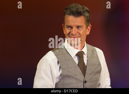 Deutsche TV-Moderator Markus Lanz Gastgeber die deutschen TV-Show "Wetten, dass...." (Lit: möchte darauf wetten, dass..?) der deutsche Poublic-TV-Sender ZDF in Freiburg, Deutschland, 8. Dezember 2012. Foto: Uwe Anspach Stockfoto