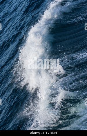 Wellen brechen, wachen über die Seite eines Frachtschiffes im tiefen Ozean Stockfoto