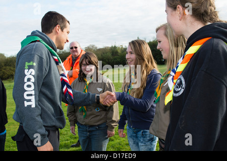 Chief Scout BEAR GRYLLS treffen walisische Mädchen und jungen Pfadfinder in einem Camp in Ceredigion, West Wales, UK Stockfoto