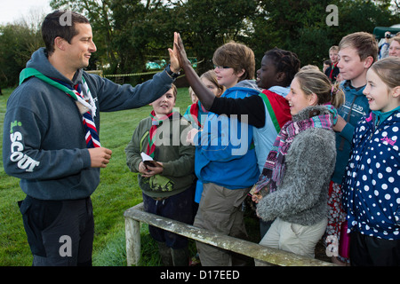 Chief Scout BEAR GRYLLS treffen walisische Mädchen und jungen Pfadfinder in einem Camp in Ceredigion, West Wales, UK Stockfoto