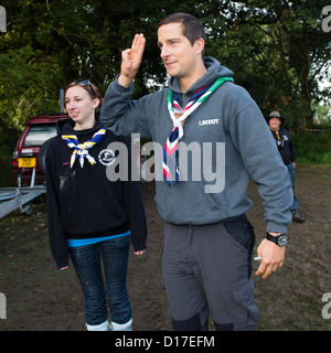 Chief Scout BEAR GRYLLS treffen walisische Mädchen und jungen Pfadfinder in einem Camp in Ceredigion, West Wales, UK Stockfoto