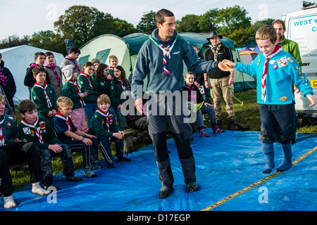 Chief Scout BEAR GRYLLS treffen walisische Mädchen und jungen Pfadfinder in einem Camp in Ceredigion, West Wales, UK Stockfoto