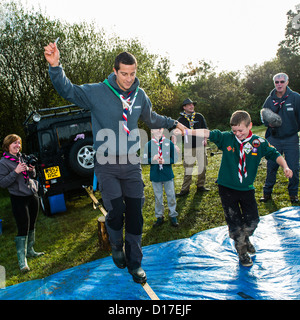 Chief Scout BEAR GRYLLS treffen walisische Mädchen und jungen Pfadfinder in einem Camp in Ceredigion, West Wales, UK Stockfoto