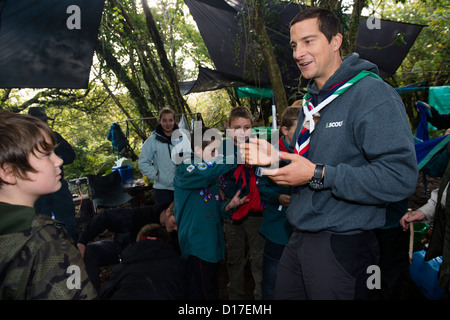 Chief Scout BEAR GRYLLS treffen walisische Mädchen und jungen Pfadfinder in einem Camp in Ceredigion, West Wales, UK Stockfoto