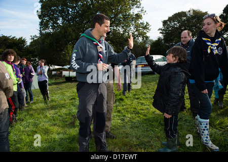 Chief Scout BEAR GRYLLS treffen walisische Mädchen und jungen Pfadfinder in einem Camp in Ceredigion, West Wales, UK Stockfoto