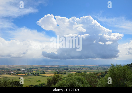Regen über dem fruchtbaren Tal Stockfoto