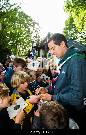 Chief Scout BEAR GRYLLS treffen walisische Mädchen und jungen Pfadfinder in einem Camp in Ceredigion, West Wales, UK Stockfoto