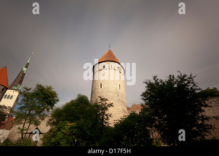 Niedrigen Winkel Ansicht der mittelalterlichen Stadtmauer Stockfoto