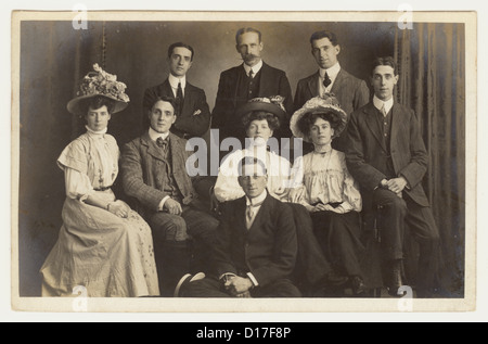 Studio Gruppe Foto Porträt von modischen Edwardian Männer und Frauen, Blackpool, U.K. um 1908 Stockfoto