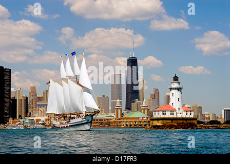 Groß Schiff Wind Segeln Sie auf Lake Michigan von Chicagos Navy Pier. Stockfoto