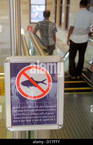 Dubai VAE, Vereinigte Arabische Emirate, Deira, Al Ras U-Bahn-Station, U-Bahn, Zug, Zug, innen, Schild, Englisch, Arabisch, Sprache, zweisprachig, mit Fisch nicht Stockfoto