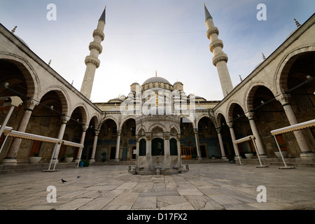 Monumentale Innenhof mit zwei Minaretten und Waschung Brunnen an der neuen Moschee Istanbul Stockfoto