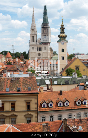 Dächer und die zwei Türme der Kathedrale der Himmelfahrt der Jungfrau Maria in Zagreb, die Hauptstadt von Kroatien. Stockfoto