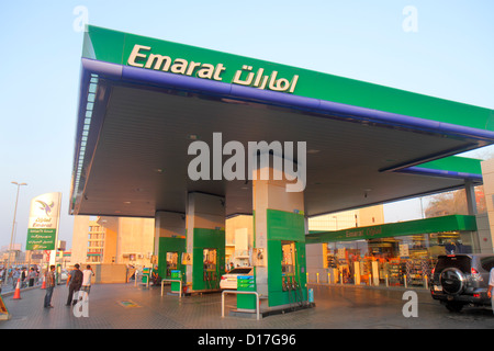 Dubai VAE, Vereinigte Arabische Emirate, Al Souqe Al Kabeer, Al Ghubaiba Road, Englisch, Arabisch, Sprache, zweisprachig, Emarat, Tankstelle, Benzin, UAE121012090 Stockfoto