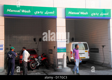 Dubai VAE, Vereinigte Arabische Emirate, Al Souqe Al Kabeer, Al Ghubaiba Road, Englisch, Arabisch, Sprache, zweisprachig, Emarat, Tankstelle, Benzin, Selbstbedienung, Autowäsche, V Stockfoto