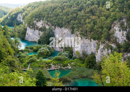 Touristen zu Fuß entlang Holzstege im Nationalpark Plitvicer Seen in Kroatien. Stockfoto
