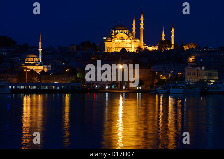 Rustem Pasha und Suleymaniye Moschee in Istanbul vor der Morgendämmerung in den Gewässern des Goldenen Horns der Türkei wider Stockfoto