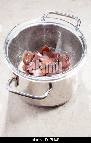 Schokolade schmelzen im Bain Marie Stockfoto