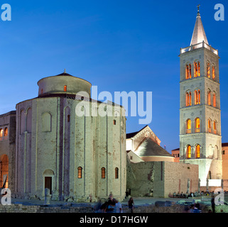 Die Kirche St. Donat und der Glockenturm der Kathedrale von St. Anastasia in Zadar an der Adriaküste in Kroatien. Stockfoto