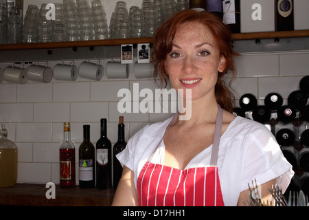 Frau in Schürze arbeiten im café Stockfoto