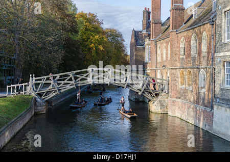 Cambridge, Stechkahn fahren unter die Mathematical Bridge Stockfoto