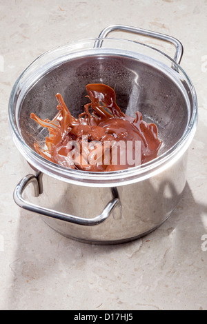 Schokolade schmelzen im Bain Marie Stockfoto