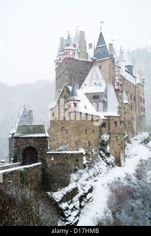 Blick auf die Burg Eltz Burg im Winterschnee in Deutschland Stockfoto