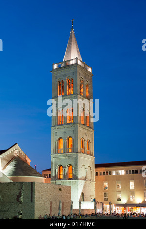 Der Glockenturm der Kathedrale von St. Anastasia in Zadar an der Adriaküste in Kroatien. Stockfoto