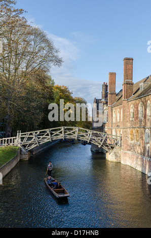 Cambridge, Stechkahn fahren unter die Mathematical Bridge Stockfoto