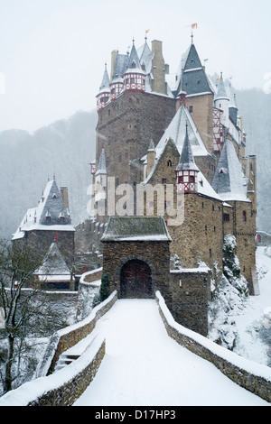 Blick auf die Burg Eltz Burg im Winterschnee in Deutschland Stockfoto