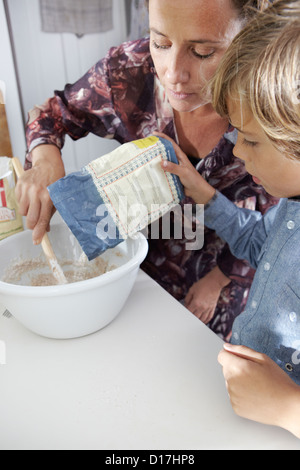 Mutter und Sohn gemeinsam Backen Stockfoto