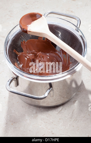 Schokolade schmelzen im Bain Marie Stockfoto